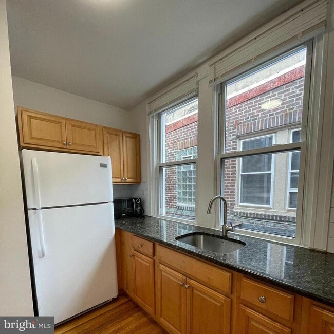 Photo - 641 Bainbridge St