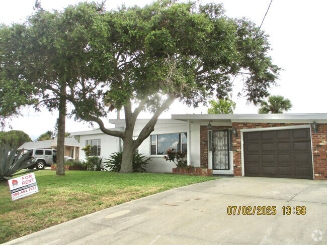 Building Photo - Spacious 3-Bedroom, 2-Bathroom Home in Des...