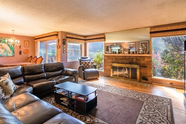 Photo - 131 S 202nd St