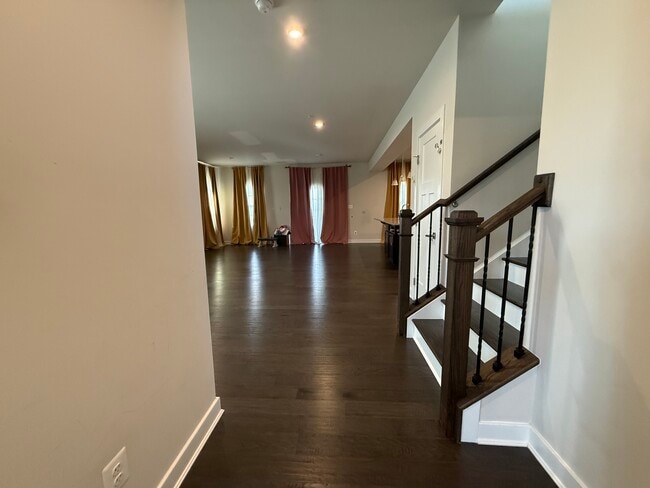 Photo - 440 Tree of Heaven Way