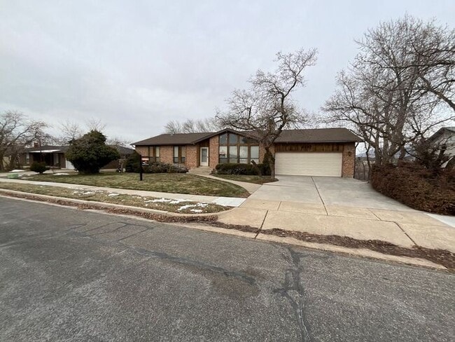 Photo - 5 bedroom 3 bath Home 2 car garage- Small dog friendly
