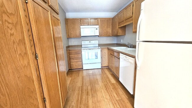Photo - "Charming 2-Bedroom 1 bath Condo with 1000 Sq Ft of Comfort in Plymouth, MN!"