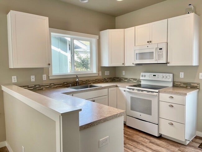 Photo - In town Kingston! Close to town and the ferries