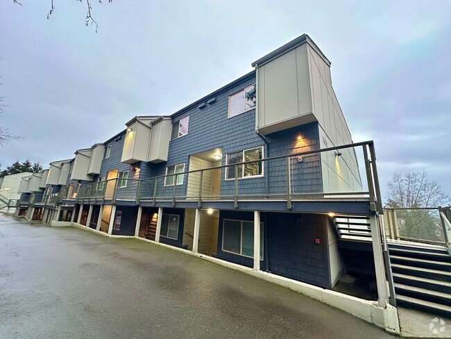 Building Photo - Multi-level Sand Point Condo with Balcony