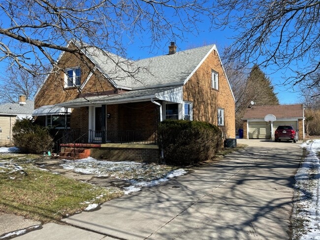 Building Photo - 25 Fernwood Ave Unit Upper