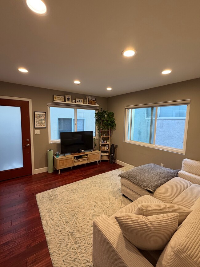 Vivir 2 - 209 38th Pl