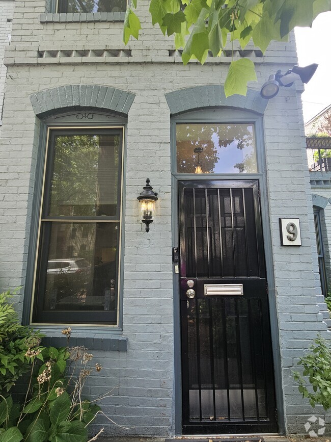 Building Photo - 9 8th St SE Unit LOWER Rental