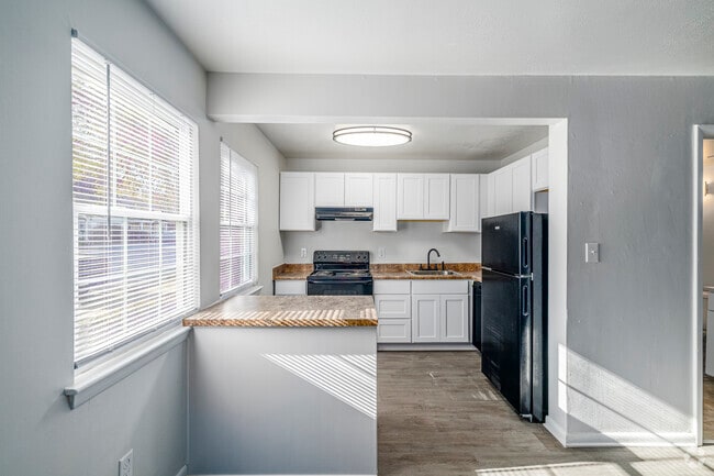 2BR, 2BA - 850SF - Kitchen