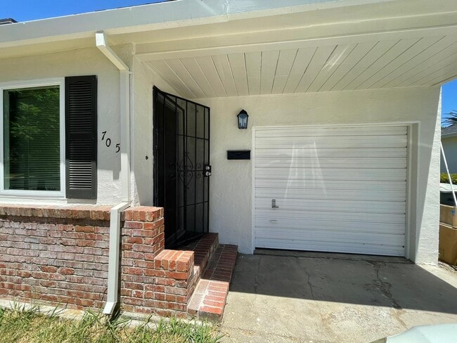 Photo - 705 W Roseburg Ave