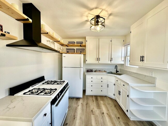 Building Photo - Updated 1B 1BA in Crown Point! Unit 1925 Fortuna