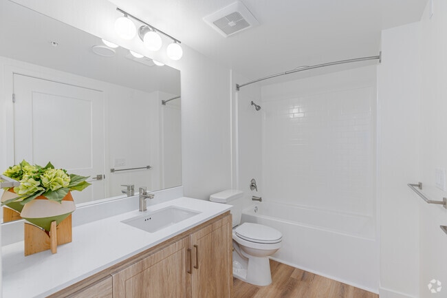 2BR, 2BA - 783SF - Bathroom