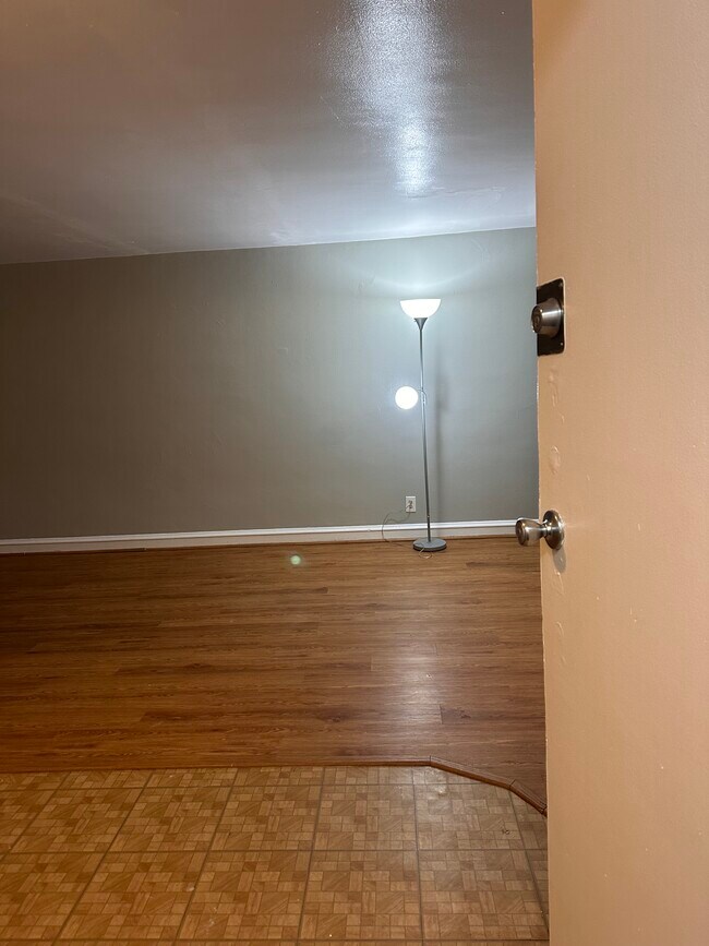 Looking into the apartment from the front door - 1335 E Sedgwick St Unit 2