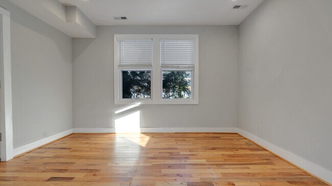 Photo - 1911 M St NE Unidad 1