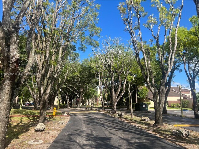 Building Photo - 14311 N Kendall Dr Unit 105A Rental