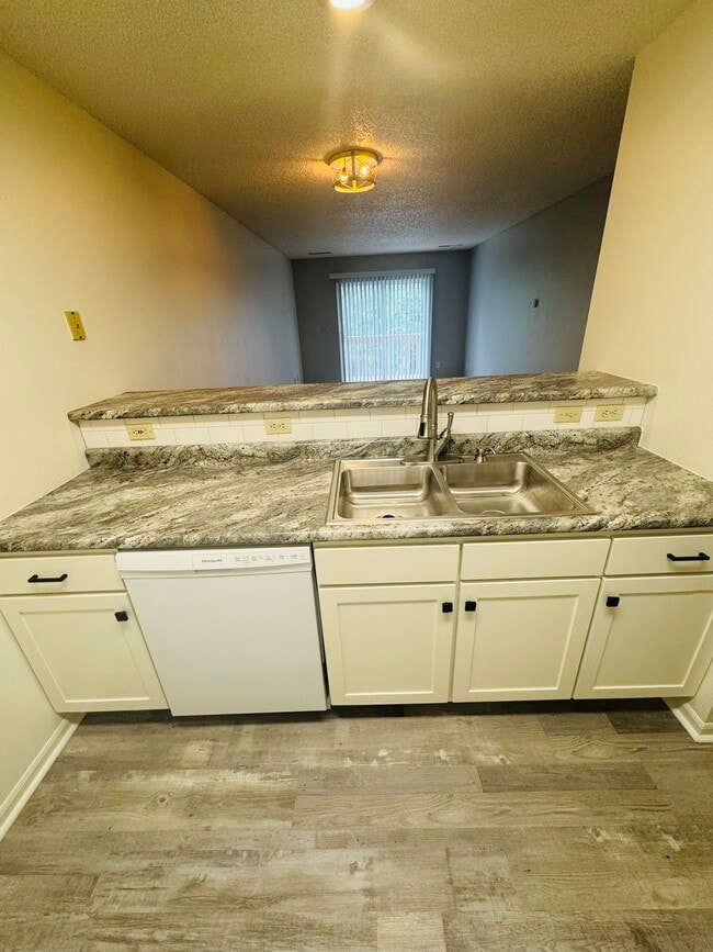 Building Photo - 365 Beaver Kreek Center Unit 6