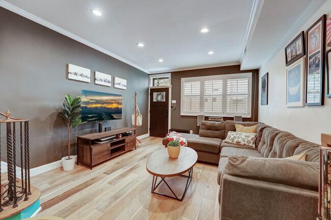 Photo - 905 Watkins St