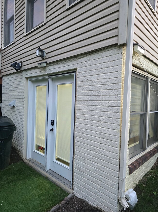 Building Photo - 16088 Olmstead Ln