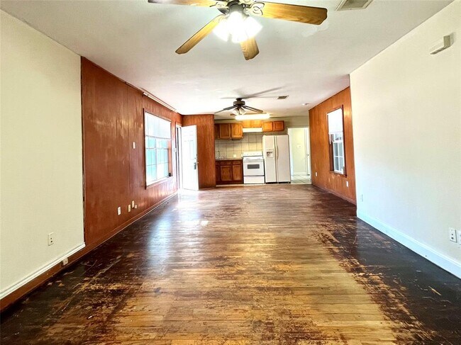 Photo - 304 Montopolis Dr