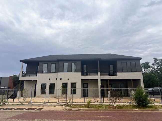 Photo - The Court At Overton Unidad 100