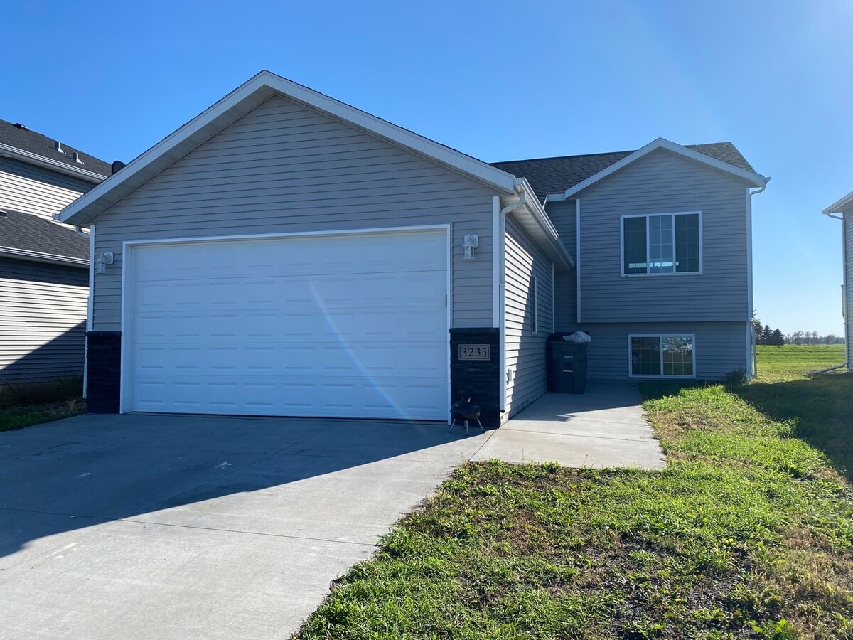 Photo - Beautiful 3 bedroom, 2 bath single family home located in South Moorhead.