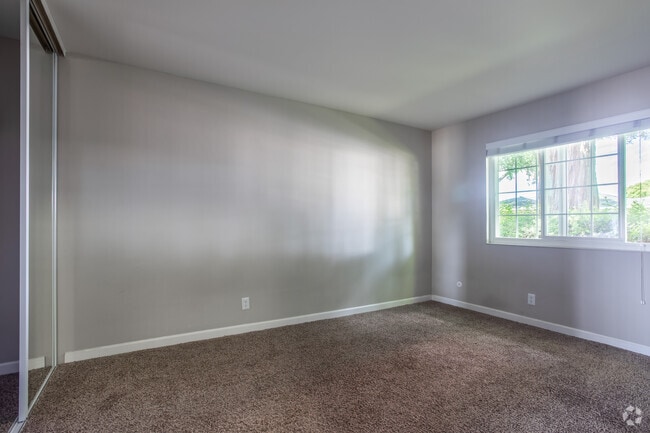 2BR, 1BA - 808 SqFt