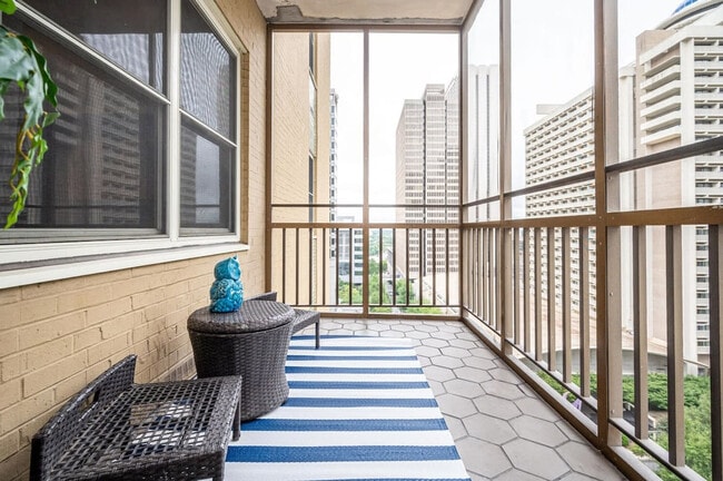 Building Photo - 300 W Peachtree St NW Rental