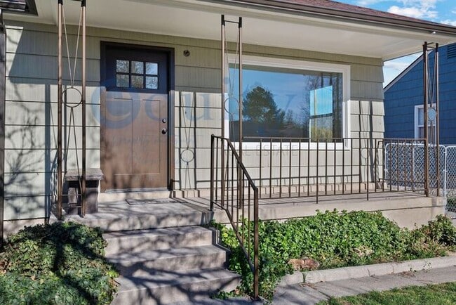 Building Photo - 840 W Montague Ave