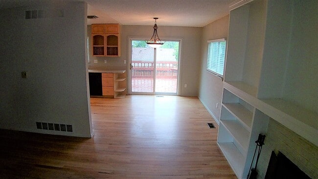 Photo - 3 bed 2 bath 1400 Sq. feet BIG YARD in Aurora!