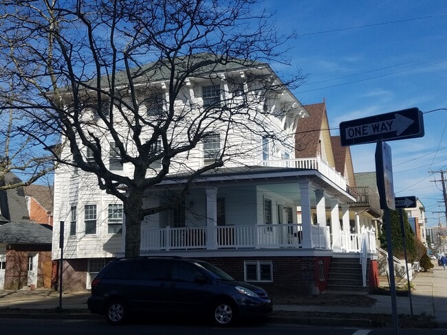 Corner Restored 1909 Victorian with L wrap around porch - 4907 Atlantic Ave Casa