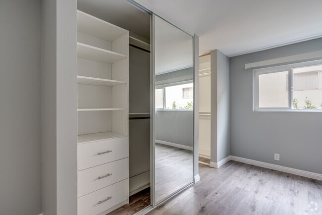 2BR, 2BA - 1,100SF