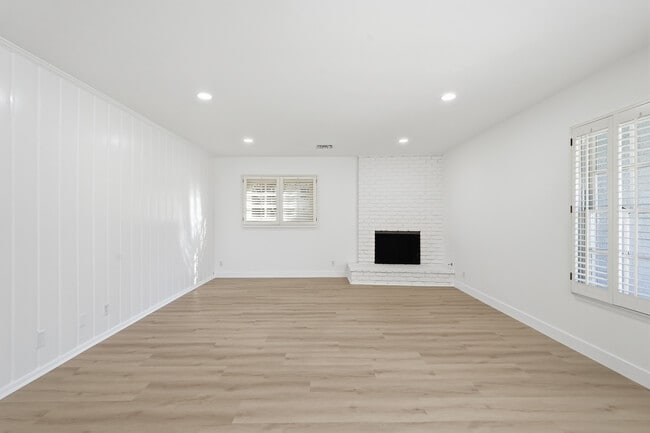 Photo - 23723 Aetna St