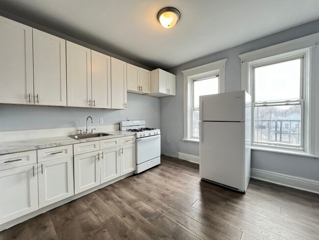 Building Photo - 40 Grant Ave Unit 3L