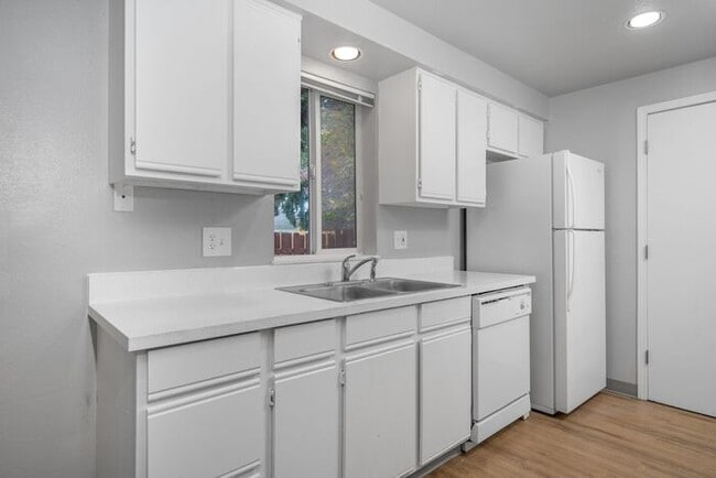 Building Photo - Large 2 bed 1.5bath townhouse