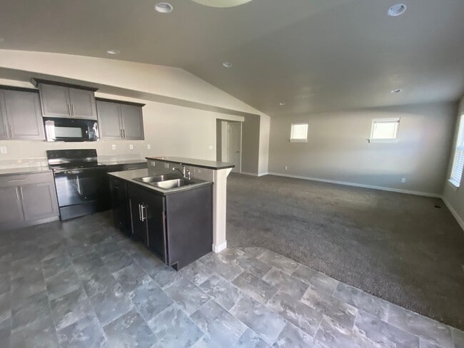 Photo - 3 Bed 2.5 Bath home in central Bend!