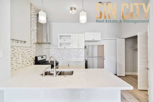 Building Photo - 2854 W Agate Ave