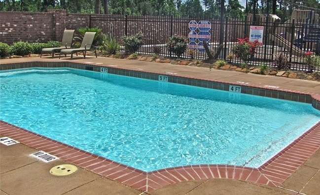 12 Oaks - Community Pool
