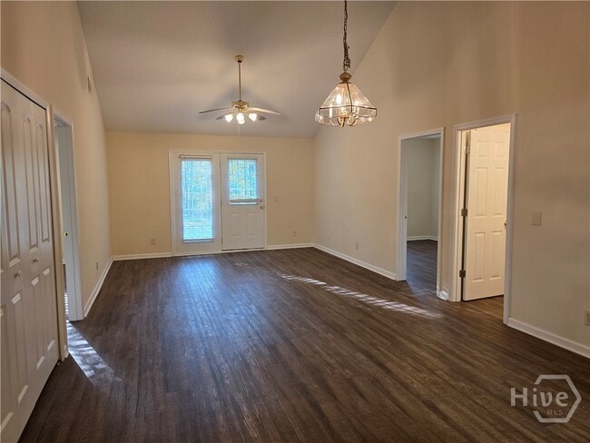 Photo - 585 Rushing St