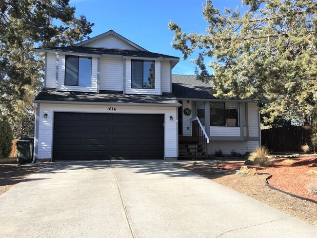 Building Photo - Charming Split Level in NE Bend - HUGE Yard!