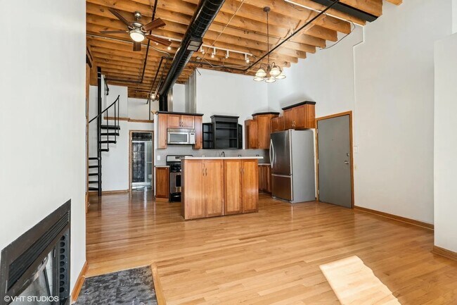 Photo - 525 N Halsted St