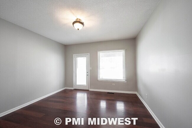 "Charming Urban Duplex Retreat: Cozy 2-Bedroom, 1.5-Bath Oasis in Vibrant Indianapolis!"