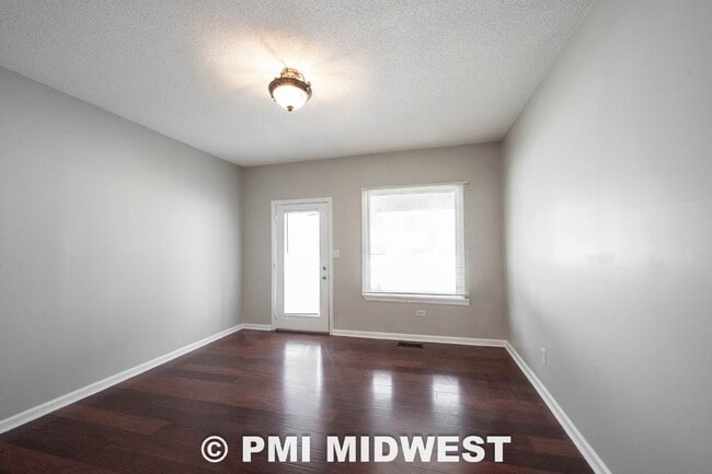 Photo - "Charming Urban Duplex Retreat: Cozy 2-Bedroom, 1.5-Bath Oasis in Vibrant Indianapolis!"