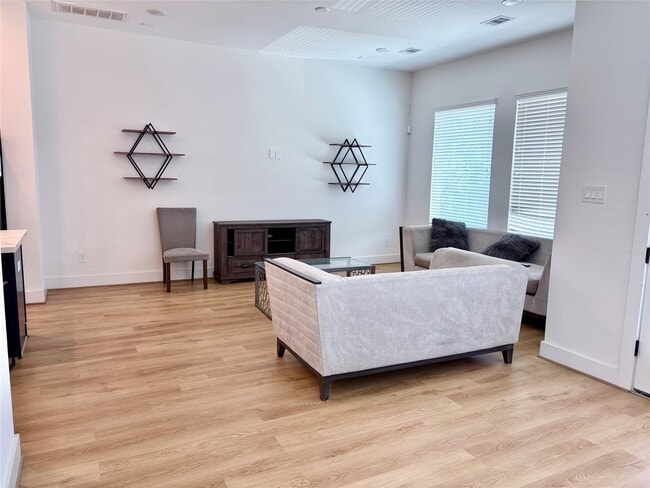 Photo - 5928 Conley St