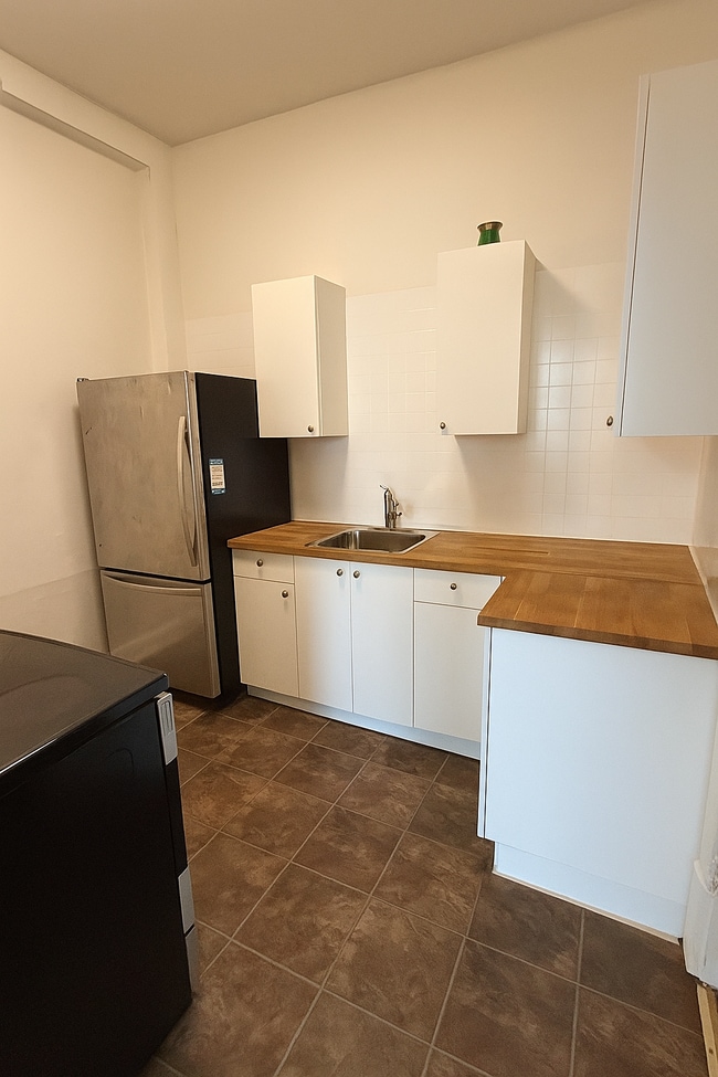 Building Photo - 199 Hunter St W