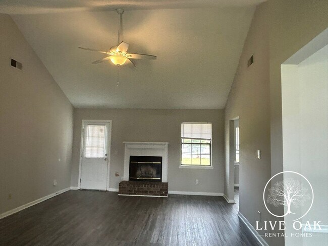 Photo - MOVE IN SPECIAL: $500 OFF 1ST MONTH'S RENT!**