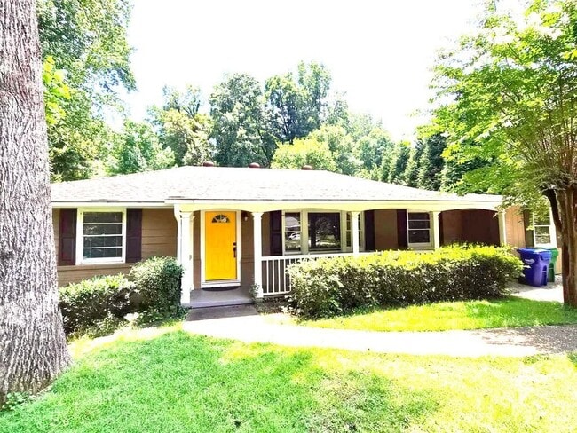 Building Photo - 3022 Templewood Dr NE
