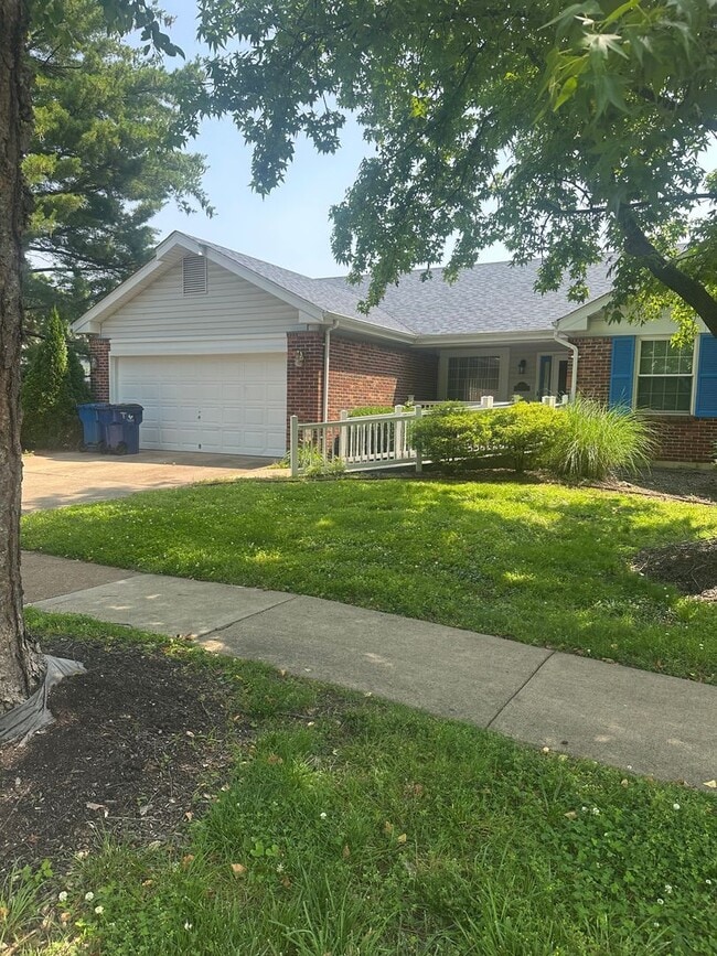 Building Photo - Spacious Home in Ladue Schools