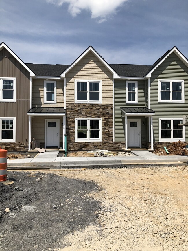 Building Photo - Town House For Rent