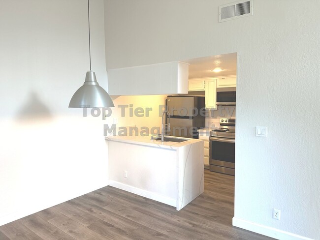 Beautiful and Recently Renovated 2 Bed/ 2 ... - Beautiful and Recently Renovated 2 Bed/ 2 ... Condo Unit E