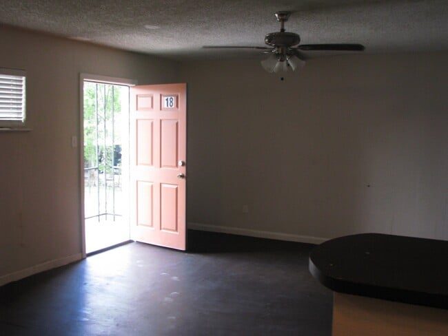Building Photo - 3812 Wipprecht St Unit 18B