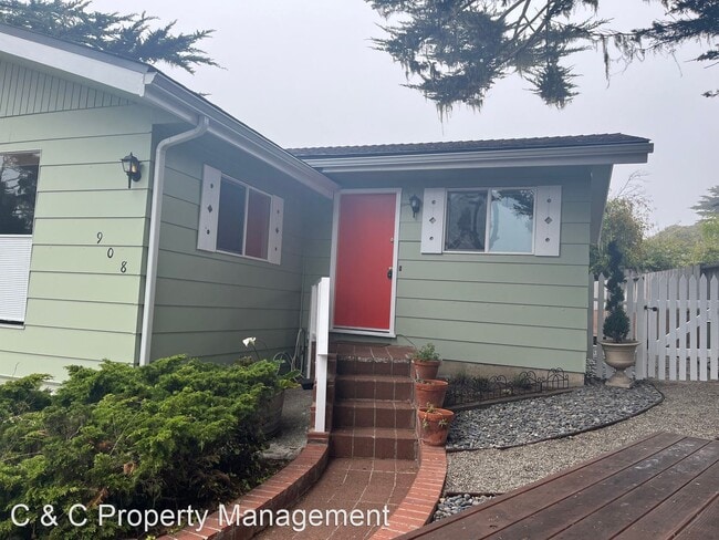 4 br, 2 bath House - 908 Sunset Dr